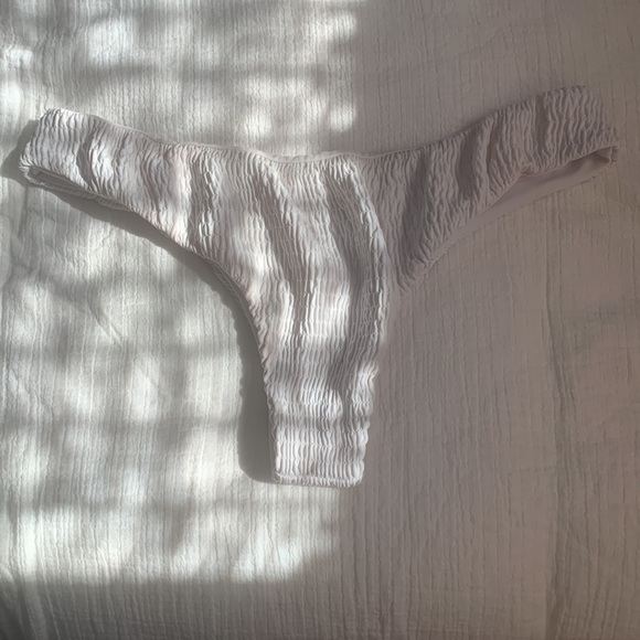 White ruched kulani kini cheeky bikini bottom in white size XL. - Picture 2 of 2